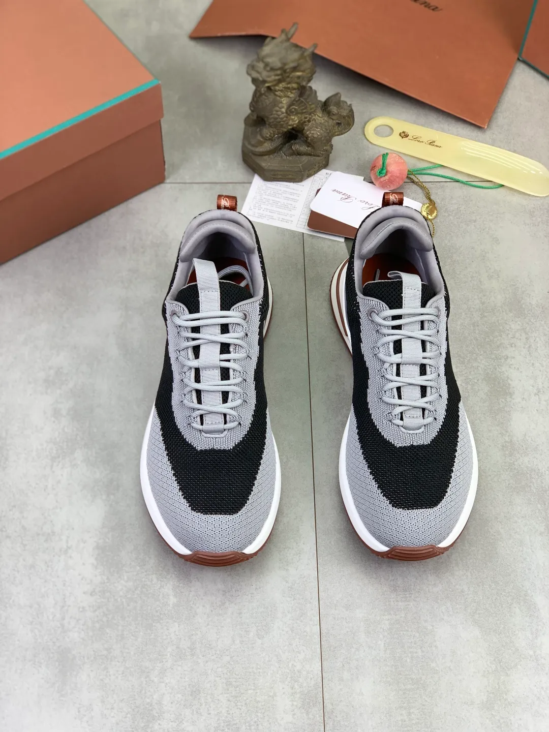 Men's men's shoes 💰P542 New style 💰High quality The latest casual shoes Loro Piana 💯Top grade💯Buy the original copy💯 Founded the existing Loro Piana company on April 24, 1924. The family has been operating for the sixth generation, providing top quality products to customers who are discerning in taste and quality. Imported original fly woven fabrics with cowhide fabric, plain calfskin lining, hand-stitched threads with cowhide feet, original packaging, high-end outsole, size: 38-46, multiple colors available, complete package